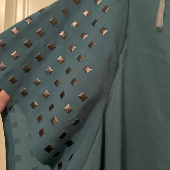 Women’s a.n.a teal studded blouse with and elastic waist. Size 1X - Picture 3 of 6
